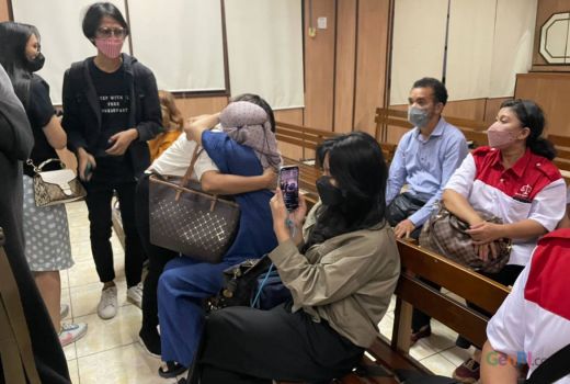 Tangis Pilu Ibunda Adam Deni Seusai Sang Anak divonis 4 Tahun - GenPI.co