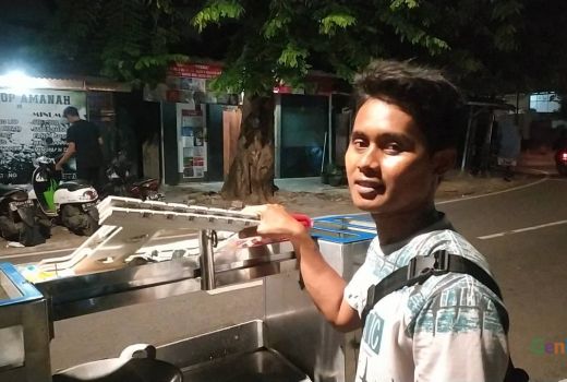 Kisah Syarif Dayat, Sukses Cuan Jutaan Rupiah Jual Bihun Telur - GenPI.co