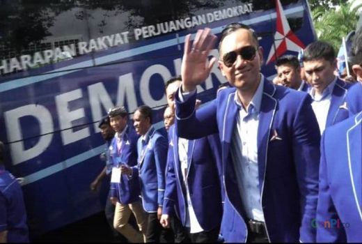 Rambut Klimis dan Berkacamata Hitam, AHY Pimpin Demokrat ke KPU - GenPI.co