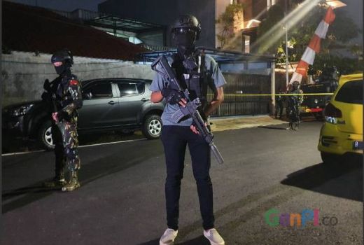 Modis, Tengok Gaya Kece Anggota Brimob di Rumah Ferdy Sambo - GenPI.co