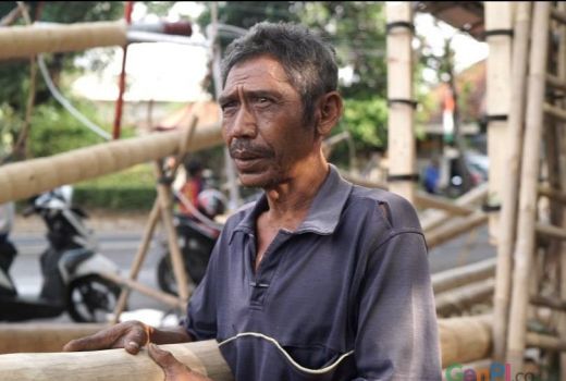 Arifin Jual Pohon Pinang Buat Lomba Agustusan, Untungnya Gede - GenPI.co