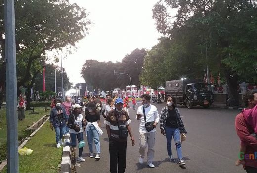 Penurunan Bendera Merah Putih Selesai, Warga Mulai Tinggalkan Istana Merdeka - GenPI.co