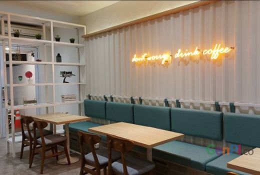 Relaksasi di Kedai Kopi Berkonsep Industrial, Hanya di Kafe Titik Koma - GenPI.co