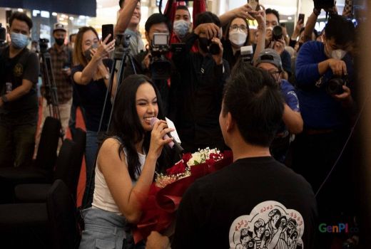 Lyodra Semringah Dapat Buket Bunga Dari Owner RamenYa - GenPI.co