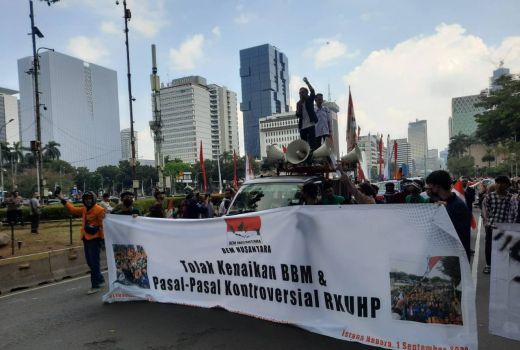 Demo BBM Pecah, Pemerintah Disebut Cari Untung dan Tak Peduli Rakyat - GenPI.co