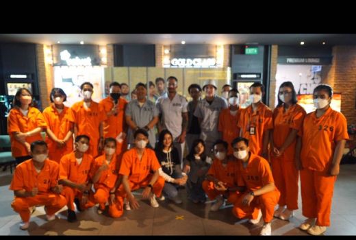 Dukung Film Miracle In Cell No 7, Karyawan CGV Pakai Seragam Napi - GenPI.co