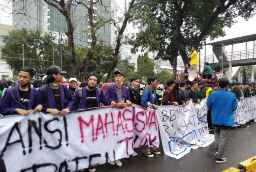 Massa BEM SI Sempat Ricuh dengan Polisi, Akhirnya Membubarkan Diri dari Patung Kuda - GenPI.co