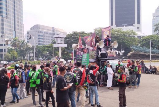 Massa Driver Online Gelar Demo Tolak Kenaikan Harga BBM di Gedung DPR RI - GenPI.co
