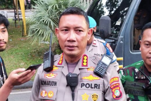 Halau Massa Demonstrasi, Polisi Pasang Beton Pembatas di Jalan Medan Merdeka Barat - GenPI.co