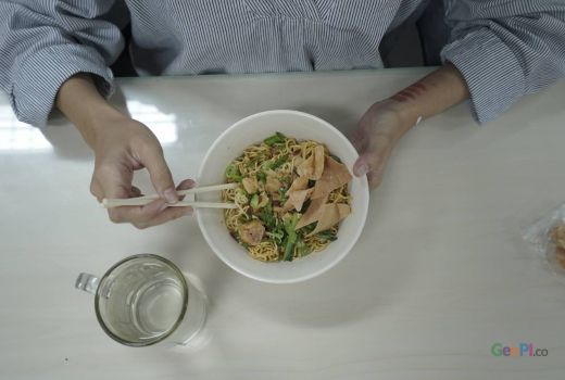 Ini 3 Makanan yang Harus Ada di Rumahmu Saat Musim Hujan - GenPI.co