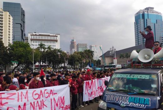 Tolak Kenaikan Harga BBM, Massa IMM Gelar Demo di Patung Kuda - GenPI.co