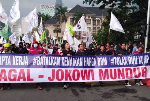 Aliansi Buruh Long March dari Puncak Bogor ke Patung Kuda, Presiden Jokowi Disebut - GenPI.co