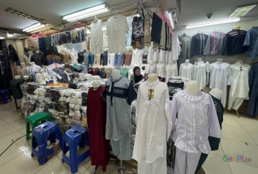 Musim Umrah, Toko Peralatan Jadi Incaran Pembeli di Pasar Tanah Abang - GenPI.co