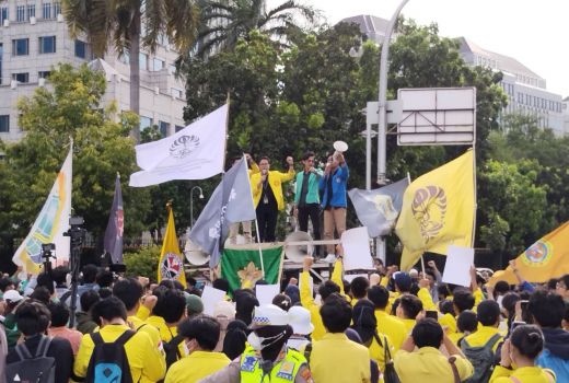 Massa Mahasiswa Nyanyikan Lagu Raisa saat Demonstrasi di Kawasan Patung Kuda Jakarta - GenPI.co