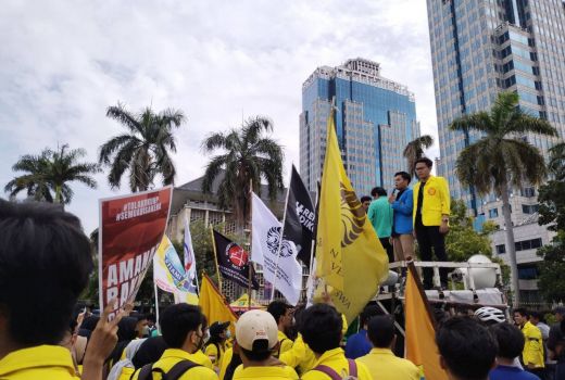 BEM SI Kerakyatan Demo di Patung Kuda, Sampaikan 6 Tuntutan Ini - GenPI.co