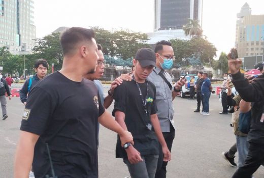 Polisi Amankan Penyusup Aksi Demonstrasi di Tengah Massa BEM SI, Lihat Nih Wajahnya - GenPI.co