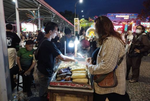 Jual Kacang Rebus di Synchronize Festival 2022, Pedagang Ini Raup Jutaan Rupiah - GenPI.co