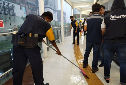 Diresmikan Anies, Atap Bocor Tampak di Halte TransJakarta Bundaran HI - GenPI.co