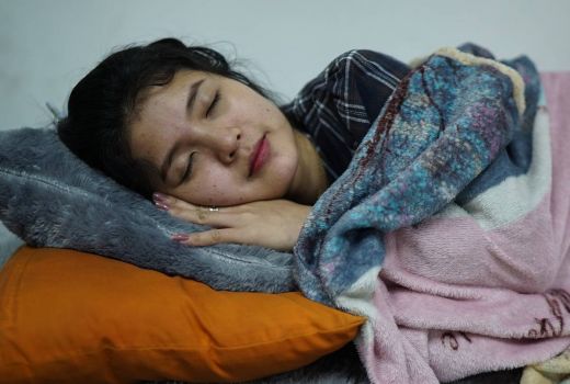 3 Perawatan Rambut yang Bisa Kamu Lakukan Saat Mau Tidur - GenPI.co