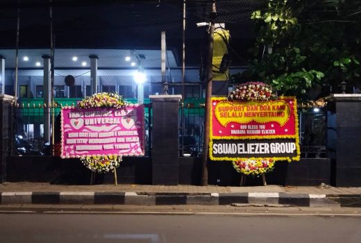 Sidang Kasus Pembunuhan Brigadir J, Bharada E Dapat Kiriman Karangan Bunga - GenPI.co
