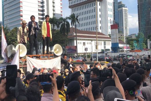 Massa BEM SI Desak Ketua KPK Firli Bahuri Diberhentikan - GenPI.co