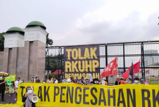Demo di Depan Gedung DPR RI, LBH Jakarta Tegaskan Tolak Pengesahan RKUHP - GenPI.co