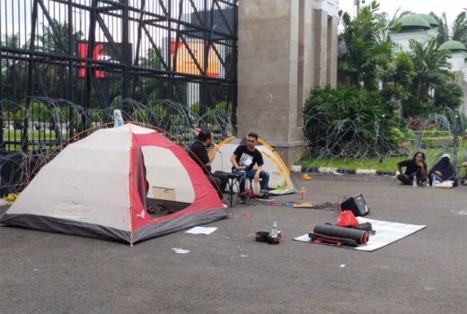 Demonstran Gelar Tenda di Depan Gedung DPR RI, Ternyata Ini Maknanya - GenPI.co