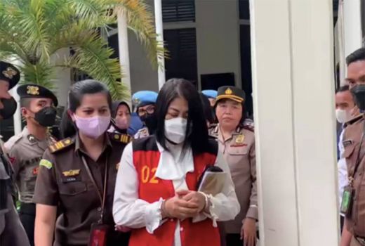 Putri Candrawathi Bantah Pergi Bareng Brigadir J Bawa Senpi - GenPI.co