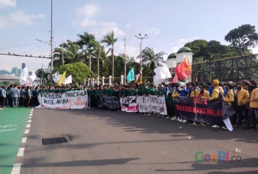 Demo Tolak KUHP, Kelompok Mahasiswa Kepung Gedung DPR RI - GenPI.co