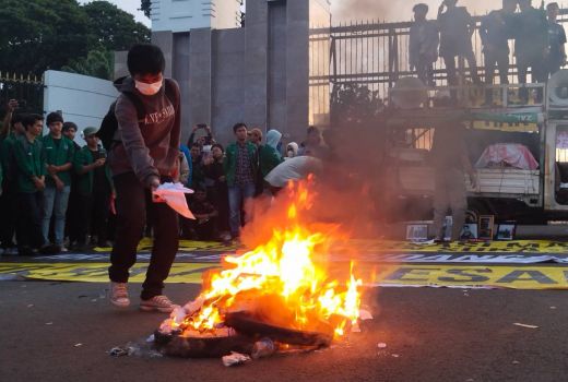 Demo Tolak KUHP, Mahasiswa Bakar Ban di Depan DPR RI - GenPI.co
