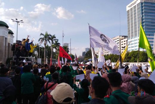 Massa Mahasiswa Bentangkan Kertas Putih Simbol Perlawanan KUHP - GenPI.co