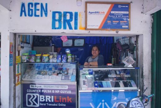 Akrab Teknologi, Ibu Rumah Tangga Dapat Penghasilan Lebih dari Agen BRILink - GenPI.co