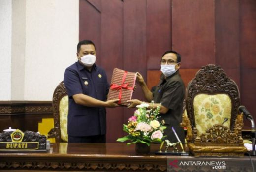 Ikut Rapat Paripurna DPRD, Bupati Gianyar Ajukan APBD Rp1,9 T - GenPI.co BALI
