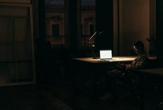 Pekerja Wajib Baca! Ini Perbedaan Produktif dan Kerja Berlebihan - GenPI.co BALI