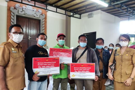 Mensos Risma Beri Rp4,4 M untuk Warga Buleleng Bali, Ada Apa? - GenPI.co BALI