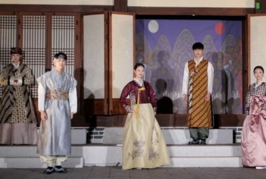 Perpaduan Batik dan Hanbok Hasilkan Busana Unik - GenPI.co BALI