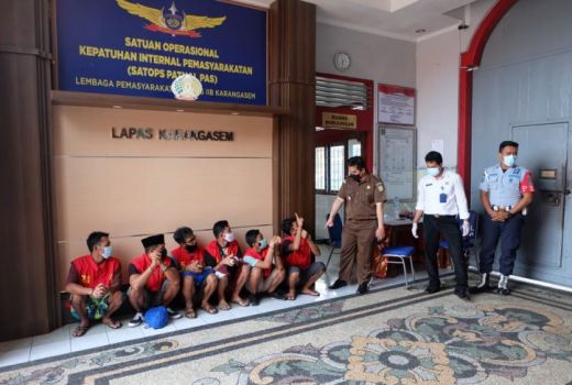 Kejari Karangasem Bali Hukum 22 Pemalsu Surat Vaksin Covid-19 - GenPI.co BALI