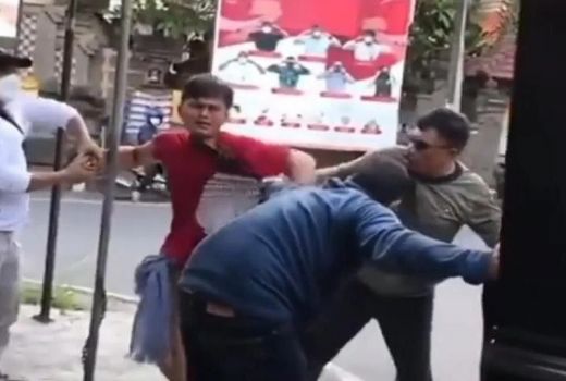 Viral! Pria Bali Digebuki 3 Penipu, Begini Nasib para Pelaku - GenPI.co BALI