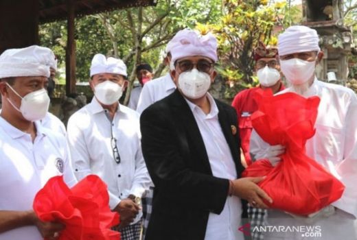 Bupati Tabanan Berikan Bantuan Sembako untuk Para Pemangku - GenPI.co BALI