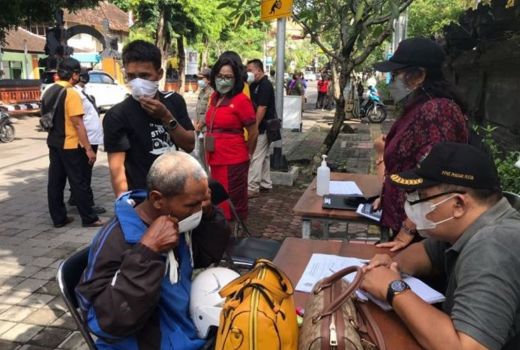 Tim Yustisi Denpasar Beri Sanksi Pelanggar Prokes dengan Cara Ini - GenPI.co BALI