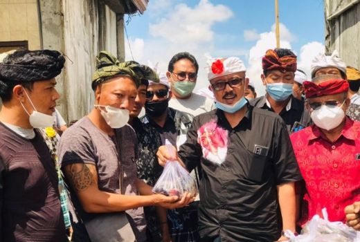 Dukung Program Gemarikan, Wabup Bangli Ikut Bagikan Ikan Mujair - GenPI.co BALI