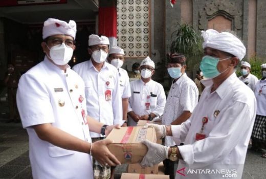 Dukung PTMT, Bupati Tabanan Salurkan Bantuan APD untuk Pendidikan - GenPI.co BALI