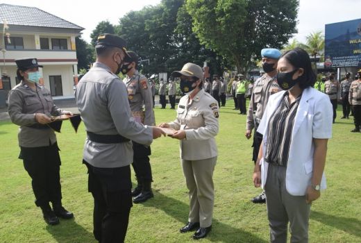 Tim Vaksinasi dan Anggota Dapat Hadiah dari Kapolres Tabanan Bali - GenPI.co BALI