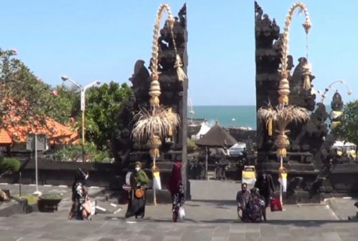 Majukan Wisata Tanah Lot, Mahasiswa UNUD Bali Ajari Bahasa China - GenPI.co BALI