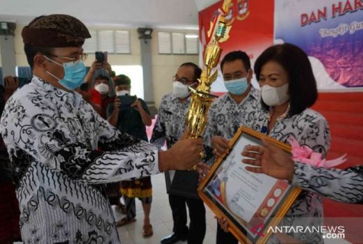 Hari Guru Istimewa Imbas Pemkab Buleleng Bali Beri Trofi Ini - GenPI.co BALI