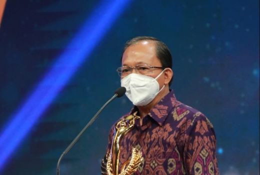 Bantu Bali Tangani Pandemi Covid-19, Gubernur Koster Dapat Trofi - GenPI.co BALI