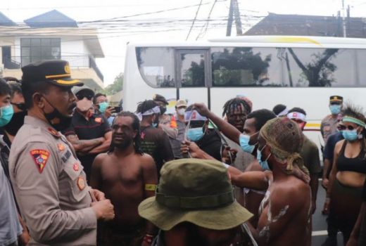 Hentikan Duel AMP vs PGN Soal Papua Merdeka, Ini Aksi Polisi Bali - GenPI.co BALI