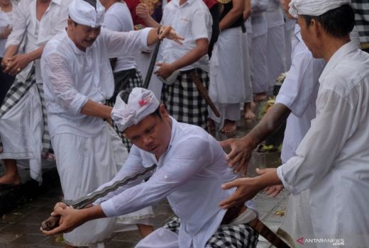 Kesurupan Manusia Rentan Hal Mistis? Begini Penjelasan Ilmu Medis - GenPI.co BALI