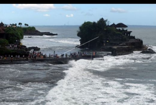 Wisatawan Banyak Datang ke Bali, Tanah Lot Tabanan Malah Dibatasi - GenPI.co BALI