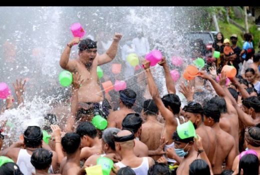 Rayakan Bangkit Saat Pandemi Covid-19, Warga Bali Coba Siat Yeh - GenPI.co BALI